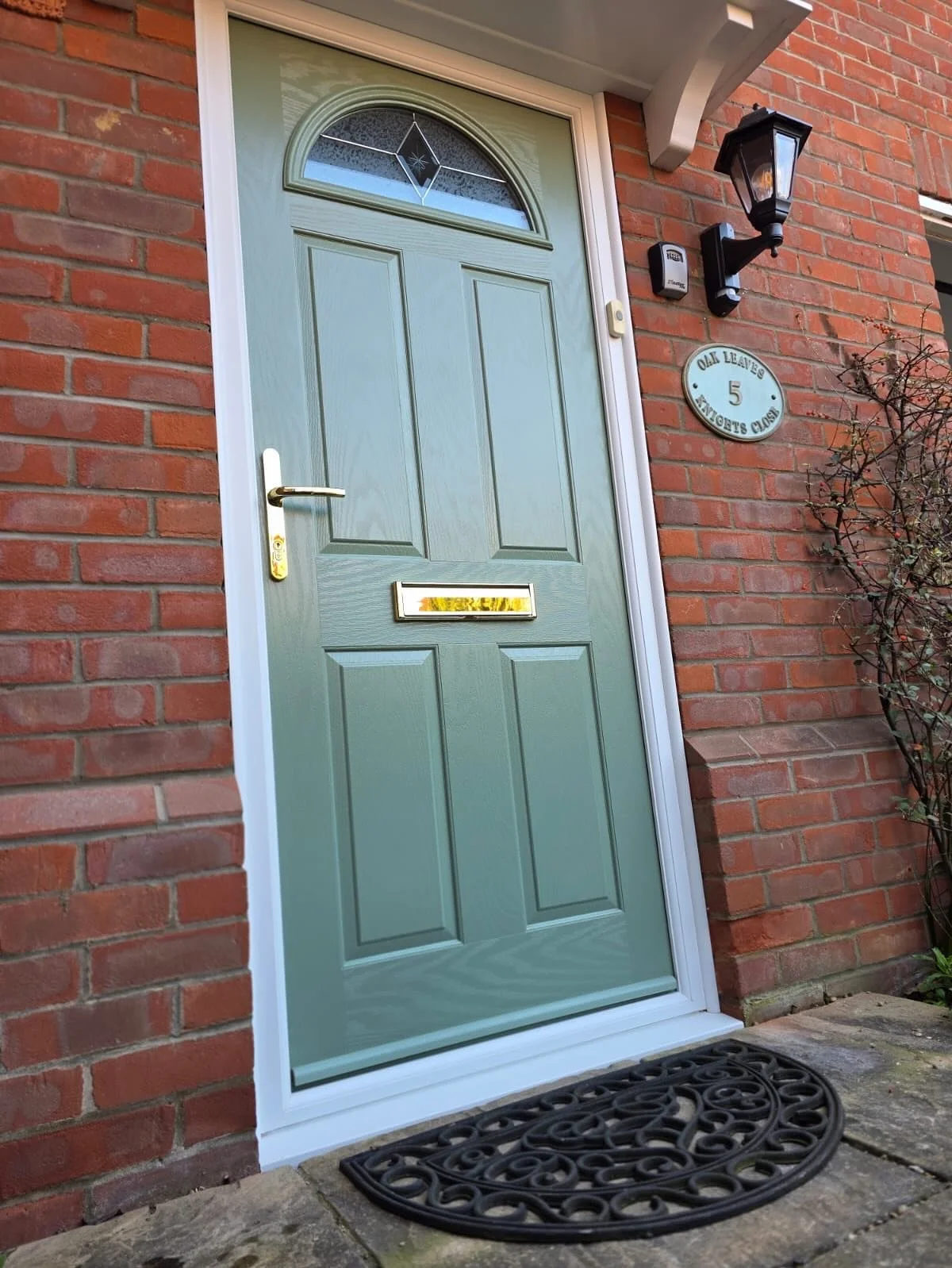 Clean lines, better efficiency, and a proper upgrade all round 👌

Another recent install completed featuring crisp white triple glazed A+ rated windows for maximum thermal performance, paired with a stunning Chartwell Green composite door for that c