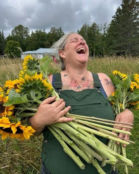 💛💛 𝗪𝗲 𝗱𝗮𝗿𝗲 𝘆𝗼𝘂 𝗻𝗼𝘁 𝘁𝗼 𝘀𝗺𝗶𝗹𝗲 𝗮𝘁 𝘁𝗵𝗶𝘀 𝗽𝗵𝗼𝘁𝗼 𝗼𝗳 𝗠𝗲𝗹𝗹𝘆!! 💛💛
Melly is a Trauma-Conscious Yoga guide at the studio and brings authenticity & joy to their classes. 
You can find her guiding class on rotation on