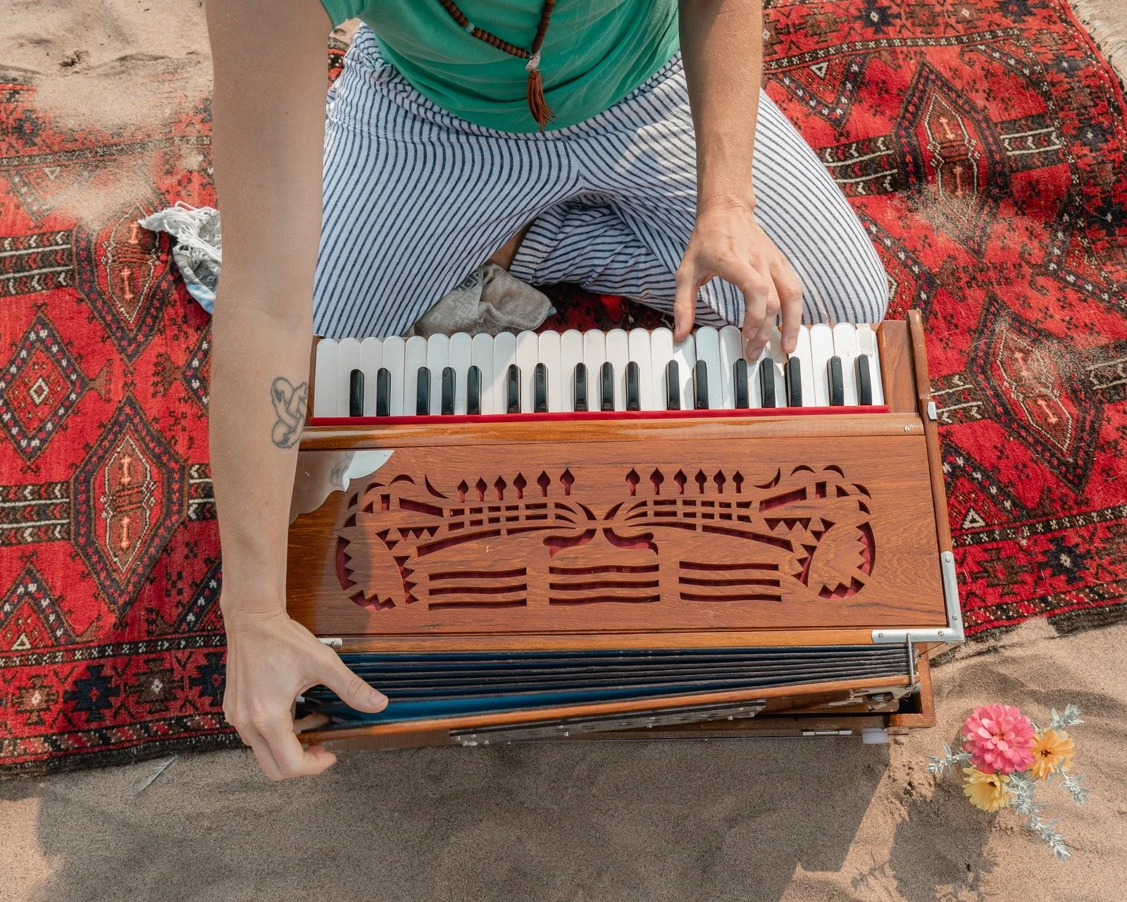 ✴✨ 𝗜𝗻𝘁𝗼 𝘁𝗵𝗲 𝗡𝗶𝗴𝗵𝘁: 𝗦𝗮𝗰𝗿𝗲𝗱 𝗠𝘂𝘀𝗶𝗰 &amp; 𝗗𝗮𝗻𝗰𝗲𝘀 𝗼𝗳 𝗨𝗻𝗶𝘃𝗲𝗿𝘀𝗮𝗹 𝗣𝗲𝗮𝗰𝗲 ✨✴

Step into a space of profound, heartfelt connection as we honor the Ruhaniat Lineage:

✴ 𝗙𝗼𝘀𝘁𝗲𝗿𝗶𝗻𝗴 𝗛𝗮𝗿𝗺𝗼𝗻𝘆 𝘄𝗶𝘁𝗵 𝘁𝗵?