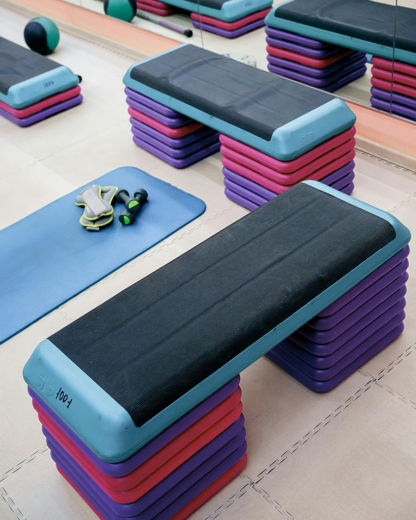 𝗦𝘁𝗲𝗽 𝗣𝘂𝗺𝗽 𝘄𝗶𝘁𝗵 𝗞𝗮𝗿𝗲𝗻! Wednesdays from 7:30 - 8:30am

𝗧𝗼𝘁𝗮𝗹 𝗕𝗼𝗱𝘆 𝗖𝗼𝗻𝗱𝗶𝘁𝗶𝗼𝗻𝗶𝗻𝗴: A high-energy blend of step aerobics for cardio health and interval weight training to strengthen and tone.

𝗩𝗲𝗿𝘀𝗮𝘁𝗶𝗹𝗲 𝗦𝘁𝗿