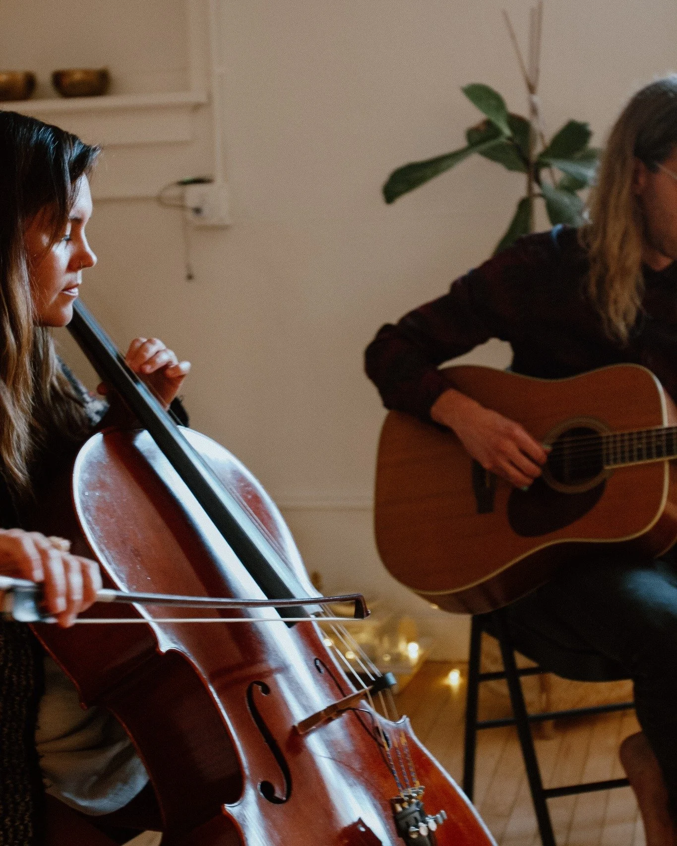 𝗪𝗵𝗮𝘁 𝗶𝘀 𝗬𝗶𝗻 &amp; 𝗖𝗲𝗹𝗹𝗼?
Yin Yoga is a therapeutic, slow-paced practice where we move past the muscles and into the connective tissues (fascia, ligaments, and joints). By holding passive postures for longer periods&mdash;anywhere from 1