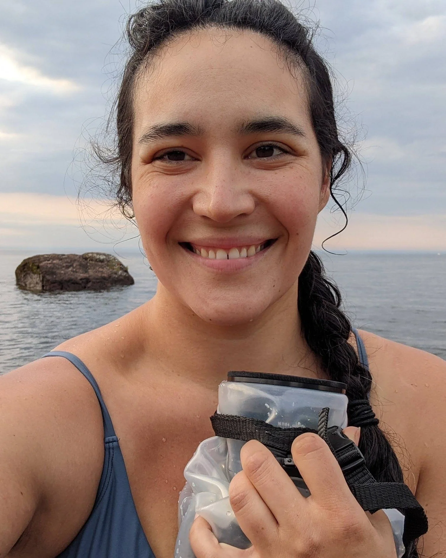 𝗪𝗮𝘁𝗲𝗿 𝗪𝗶𝘀𝗱𝗼𝗺: 𝟰 𝗪𝗲𝗲𝗸𝘀 𝗼𝗳 𝗚𝘂𝗶𝗱𝗲𝗱 𝗥𝗲𝗳𝗹𝗲𝗰𝘁𝗶𝗼𝗻 𝘄𝗶𝘁𝗵 𝘁𝗵𝗲 𝗟𝗮𝗸𝗲

A four-week exploration in self-reflection, following the rhythm of the water. We begin in-studio, processing our narratives through guided journa