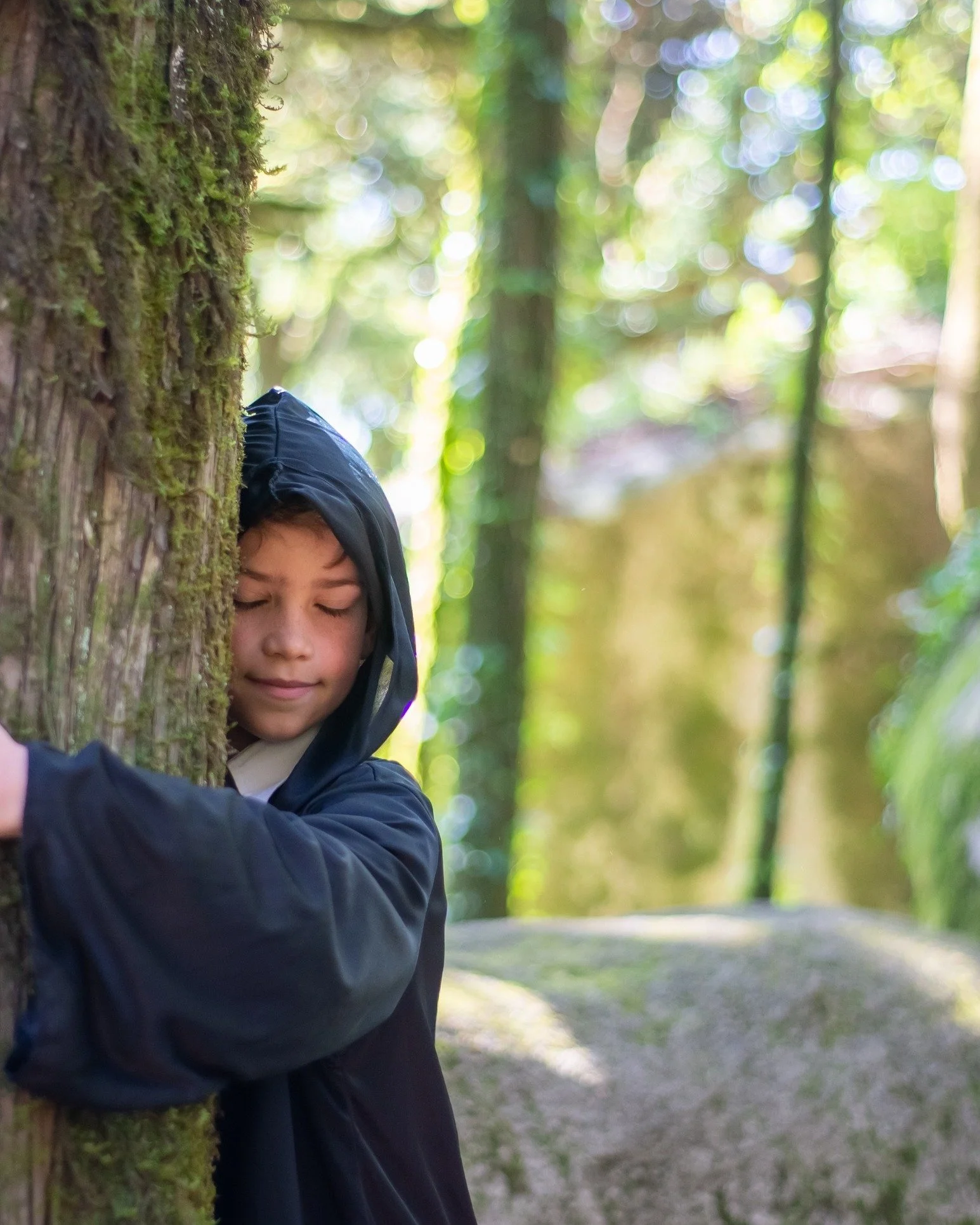 𝗪𝗶𝗹𝗱 + 𝗙𝗿𝗲𝗲 𝗞𝗶𝗱𝘀 𝗖𝗮𝗺𝗽
Our forest exploration camp invites children to slow down and reconnect with their true selves through a blend of Qigong, music therapy, journaling, and imaginative play. Surrounded by the magic of the woods, par