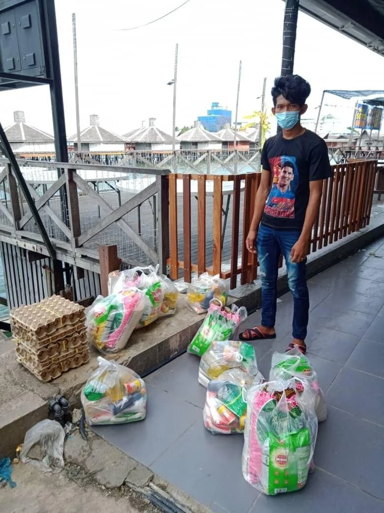 One of the recipient of the food aid bag.