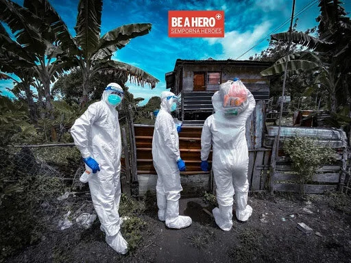 Semporna Heros – Be A Hero going door to door to deliver food aid bag.