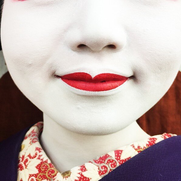 Pucker up. International kissing day 
.
.
.
Around The World Beauty Circa 2017 Kyoto Japan 🇯🇵 
.
.
.
Excerpt from our book in the making about Global Beauty: The idea of Geisha beauty during the Heian era was more complex than today's modern Geisha