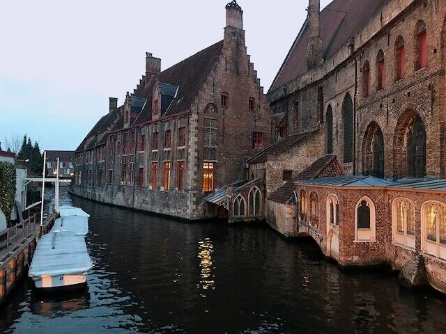 The canals of Brugges are so romantic and picturesque. 