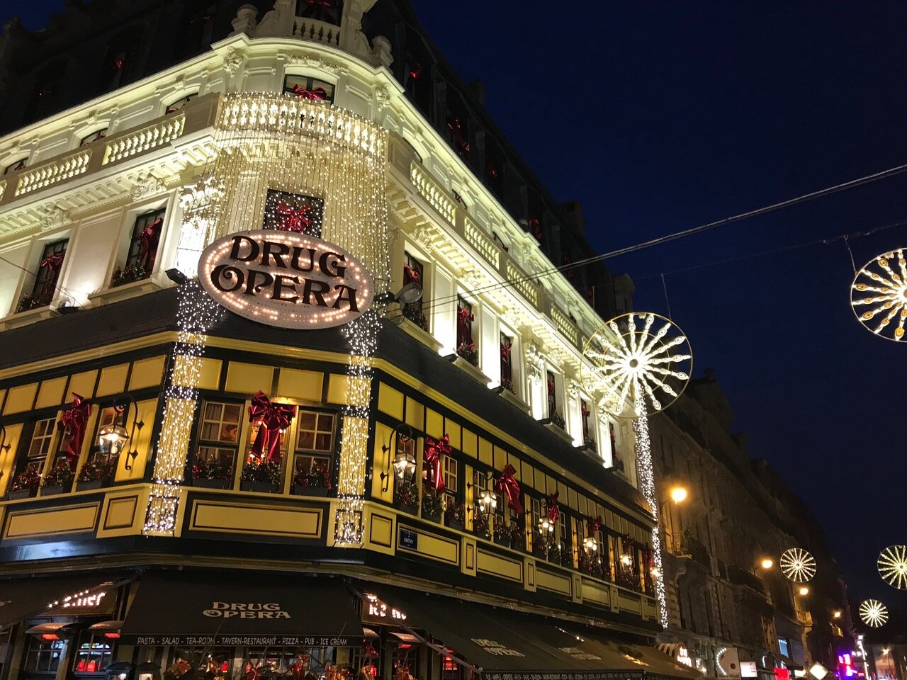 Brussels is one of my favorite places to admire the Christmas lights in the world! 