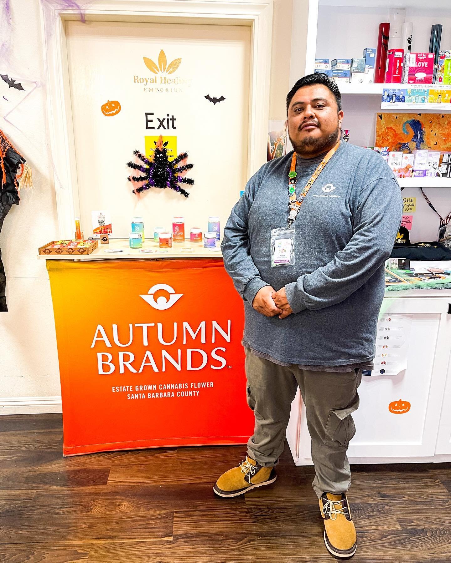 Shoutout to Jorge from @autumnbrands_ 🍀 happy to have you here at #royalhealingemporium