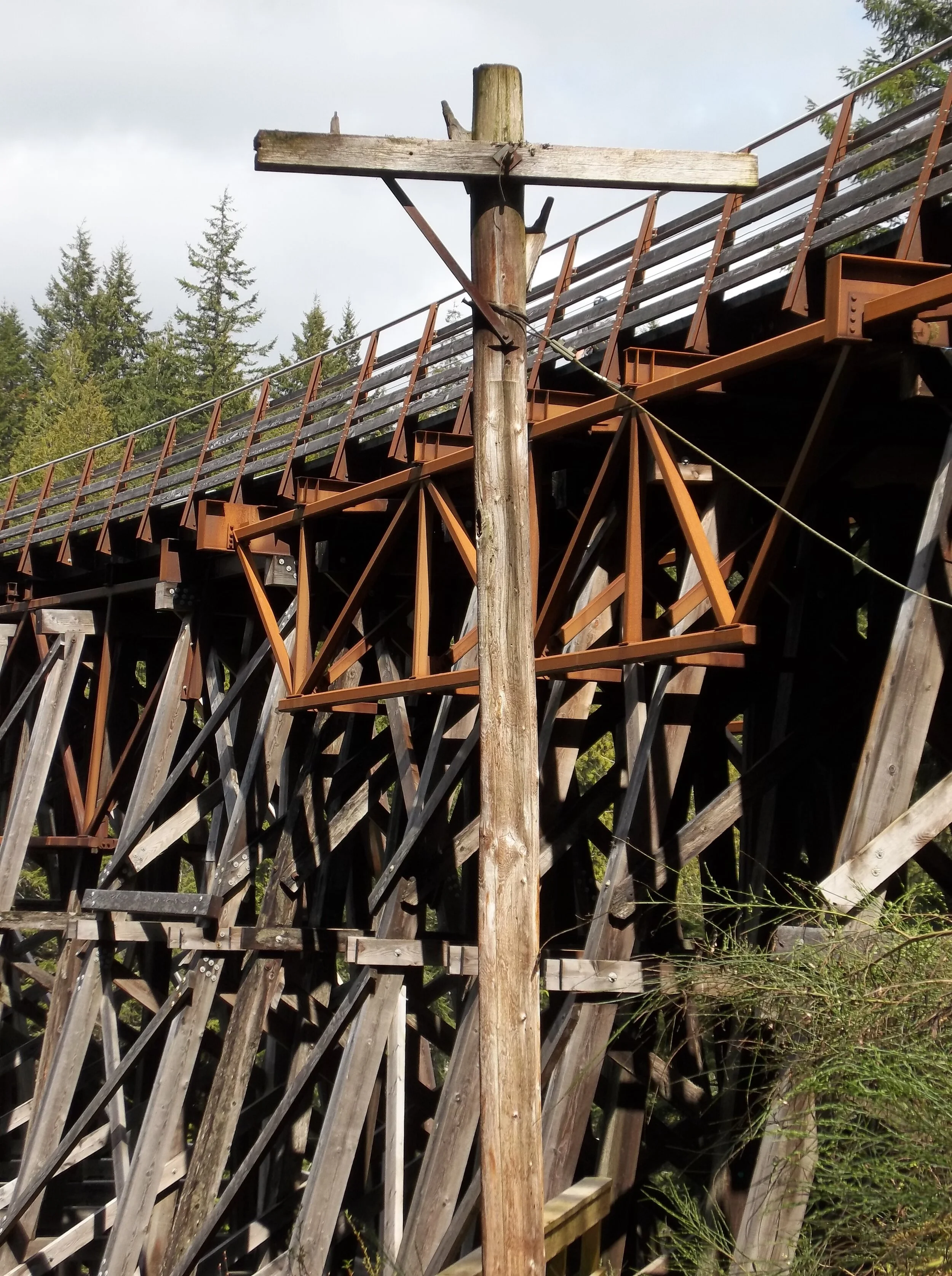 Kinsol-Trestle-pole.jpg