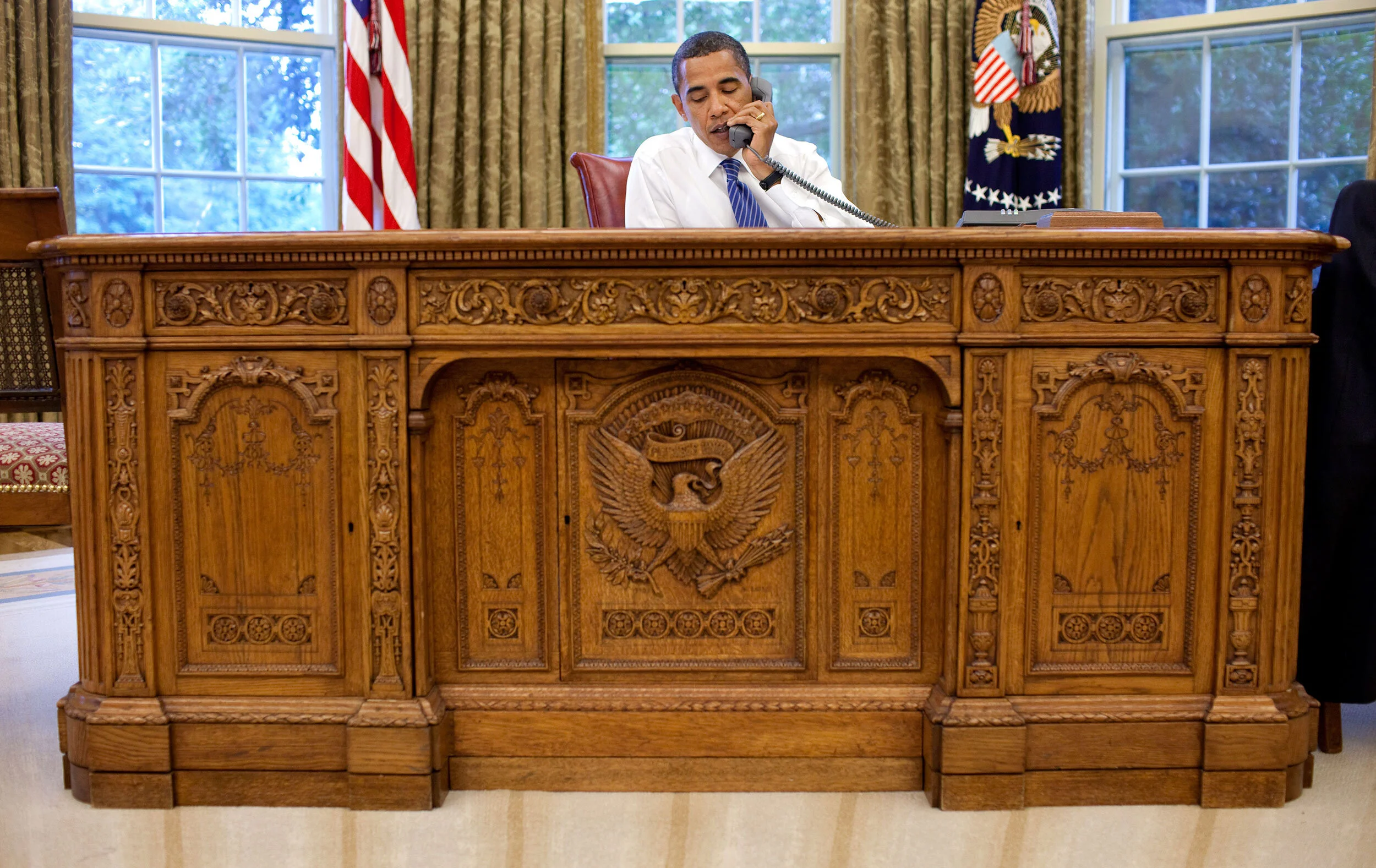 Former U.S President Barack Obama sitting at the ‘Resolute Desk’ in 2009. —Wikipedia