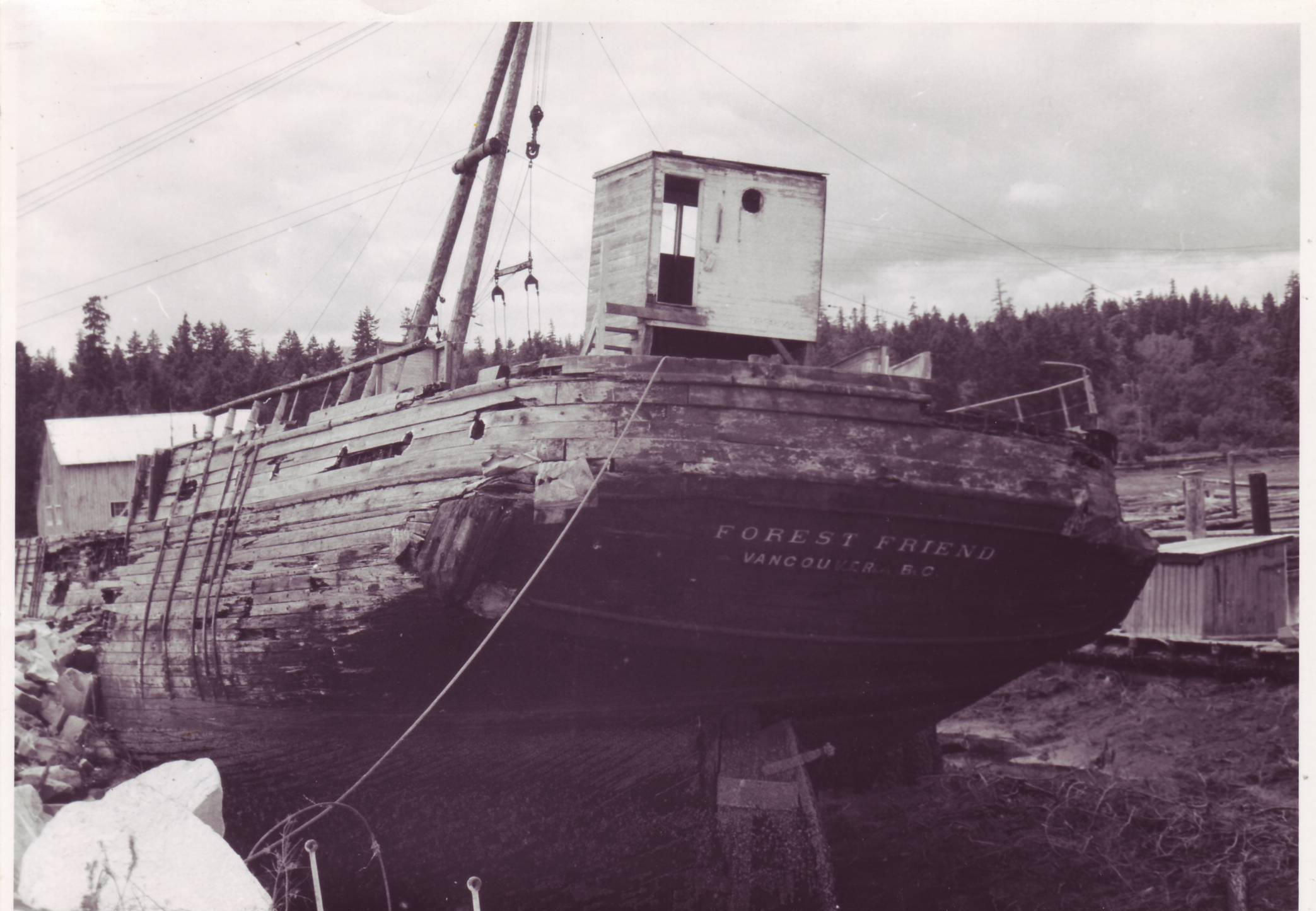The hulk that most intrigued visitors in the ‘70s was that of the Aberdeen, Wash. sailing ship Forest Friend, built in 1919. —Author’s Collection.