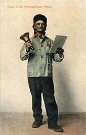 An American town crier in 1909. His ‘costume’ is nothing like that of Victoria’s or Duncan’s town criers. —Wikipedia