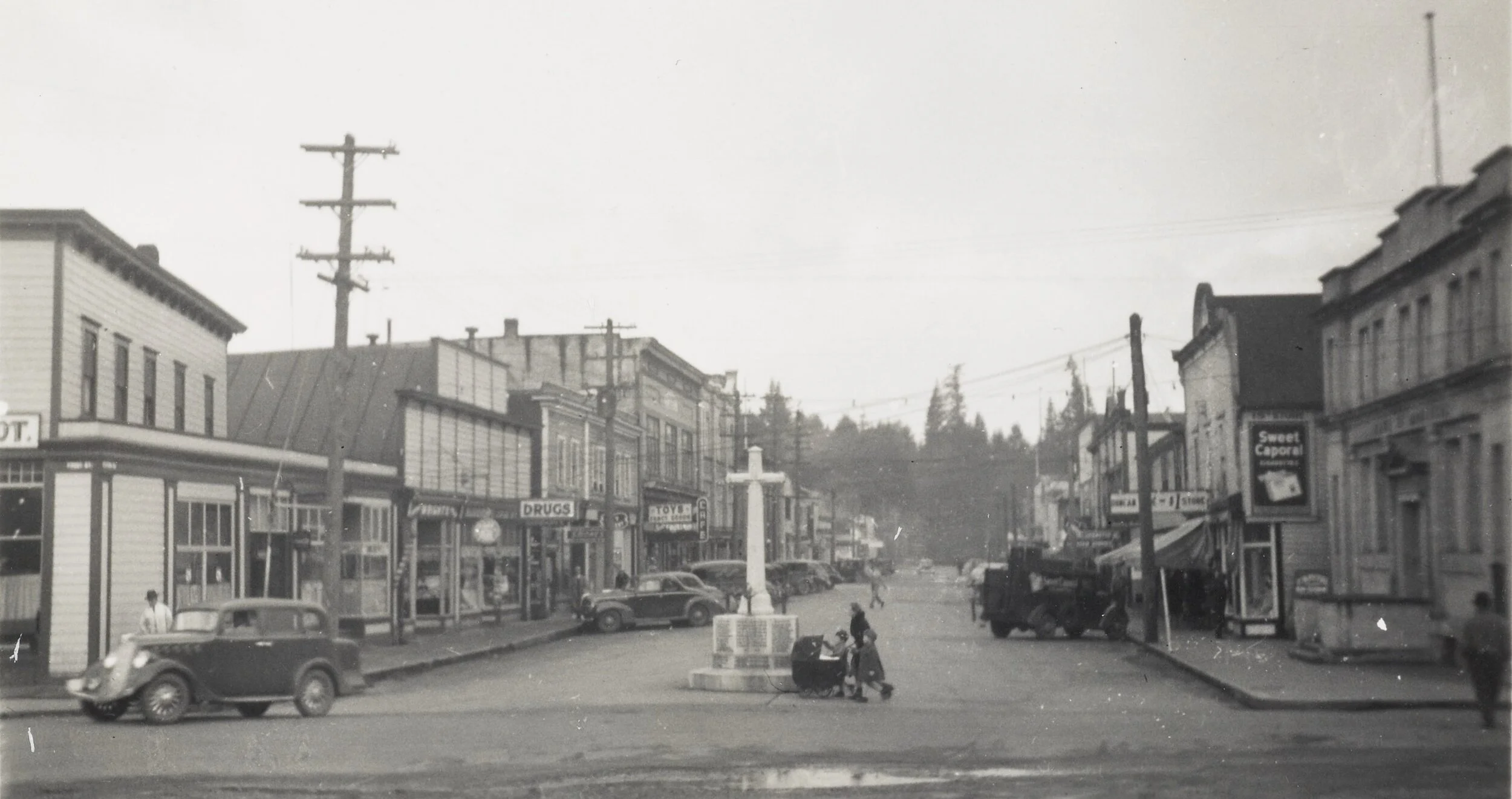 Duncan Cenotaph - street scene.jpg