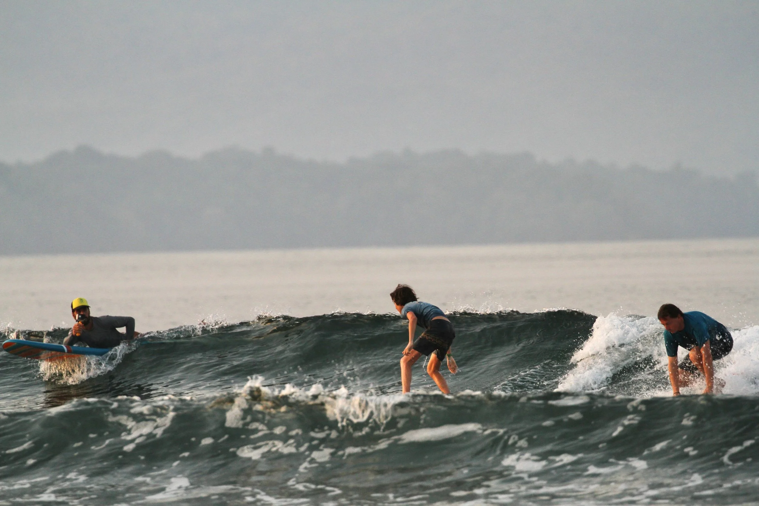 The Waluaa Guide to Surf Etiquette & Navigating the Lineup 4 a+lot+of+people+in+one+wave+surfing