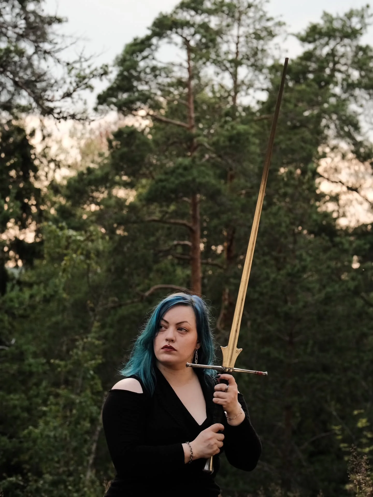 Mets&auml;ss&auml; pitk&auml;miekan kanssa 💚🗡️🌲
📸 @tommiska.jpg