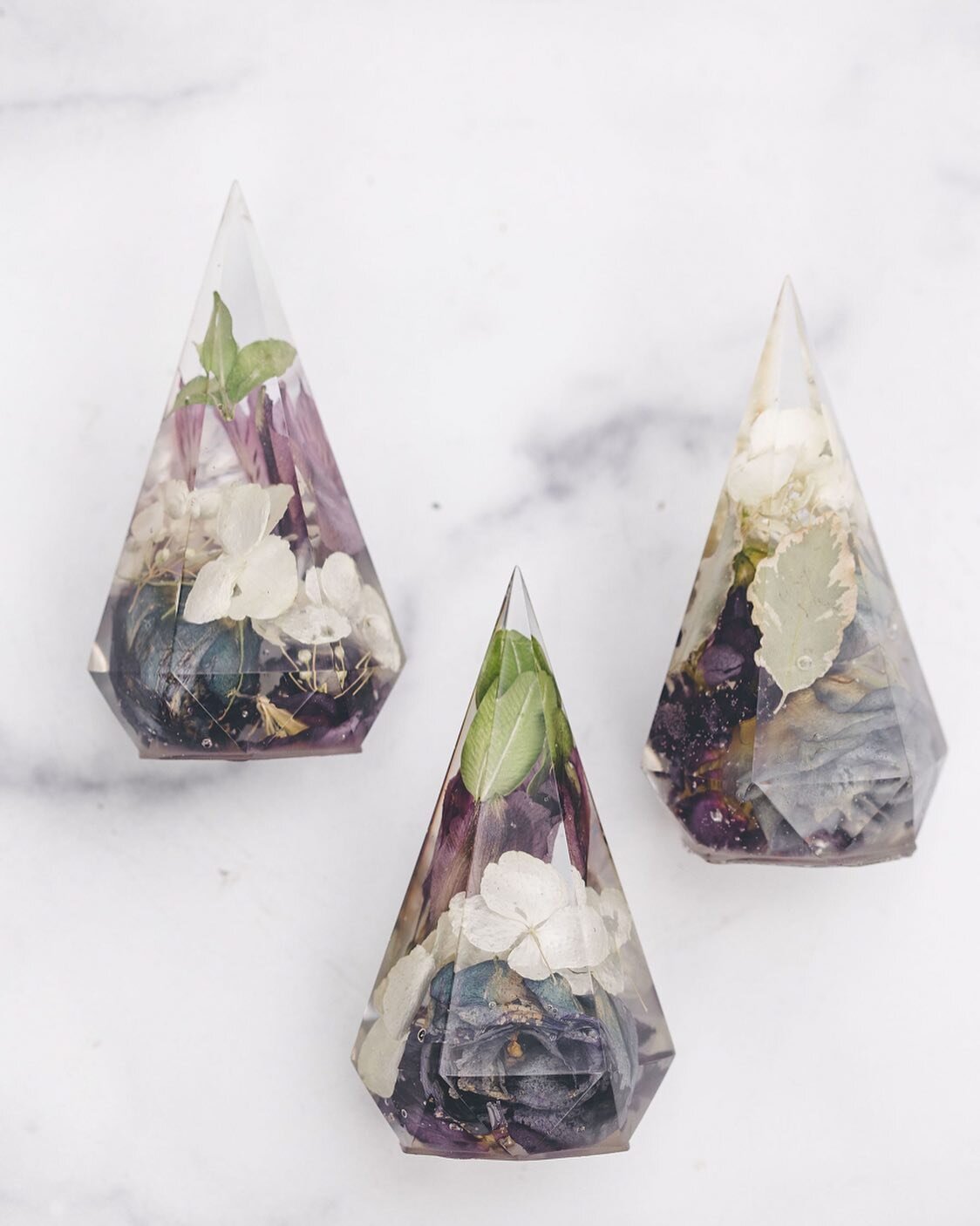 Your wedding day may pass in a blur, but your bouquet can be preserved as a timeless reminder of your love.

 Images by @sarahbabcockstudio
.
.
. #flowerpreservation #memorialflowers #bouquetpreservation #resin #resinartist