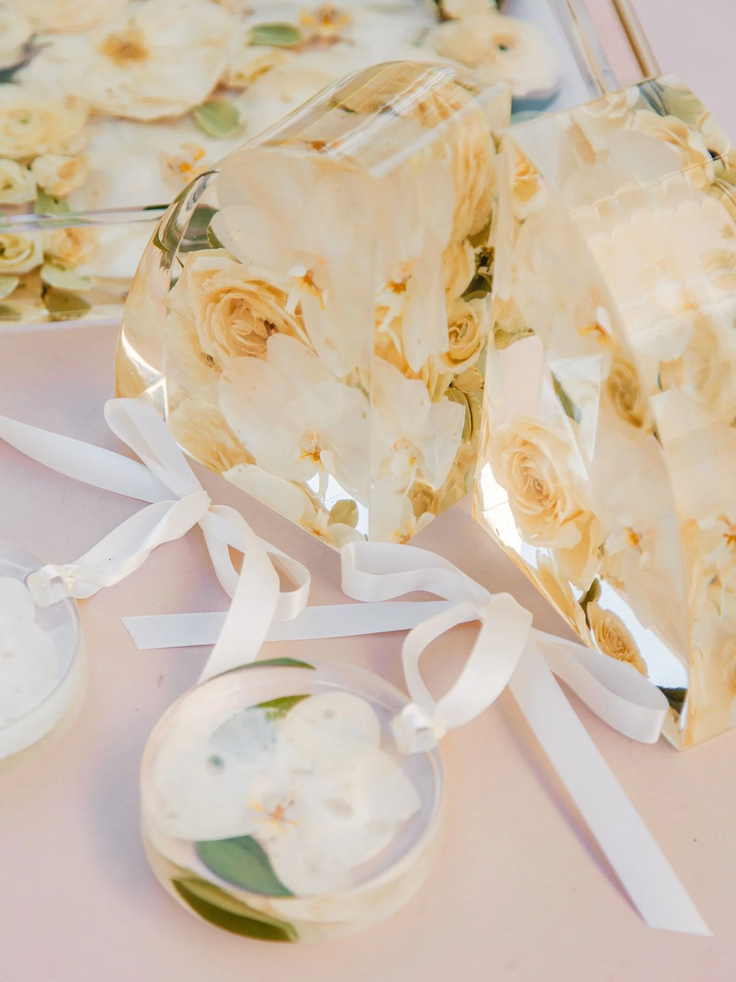Another beautiful collection with white florals! 🤍🪽

Including: 
✨ 11x14 Tray 
✨ 7&rdquo; Bookend Set 
✨ Two Resin Hanging Ornaments