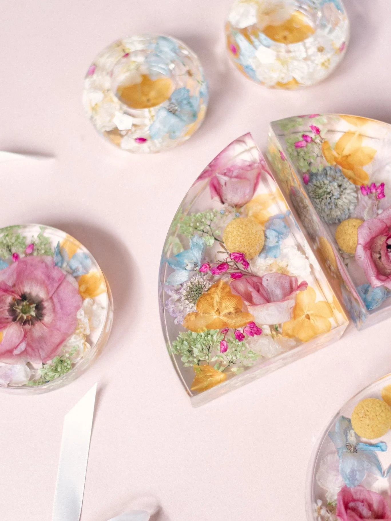 ☀️🌷🌻 Summer colors in all their glory! 

This collection consists of 5&rdquo; bookends, a resin letter &ldquo;G&rdquo;, two resin hanging ornaments, and two tealight holders. 

#resin #resinart #flowerpreservation #floralpreservation #bouquetpreser
