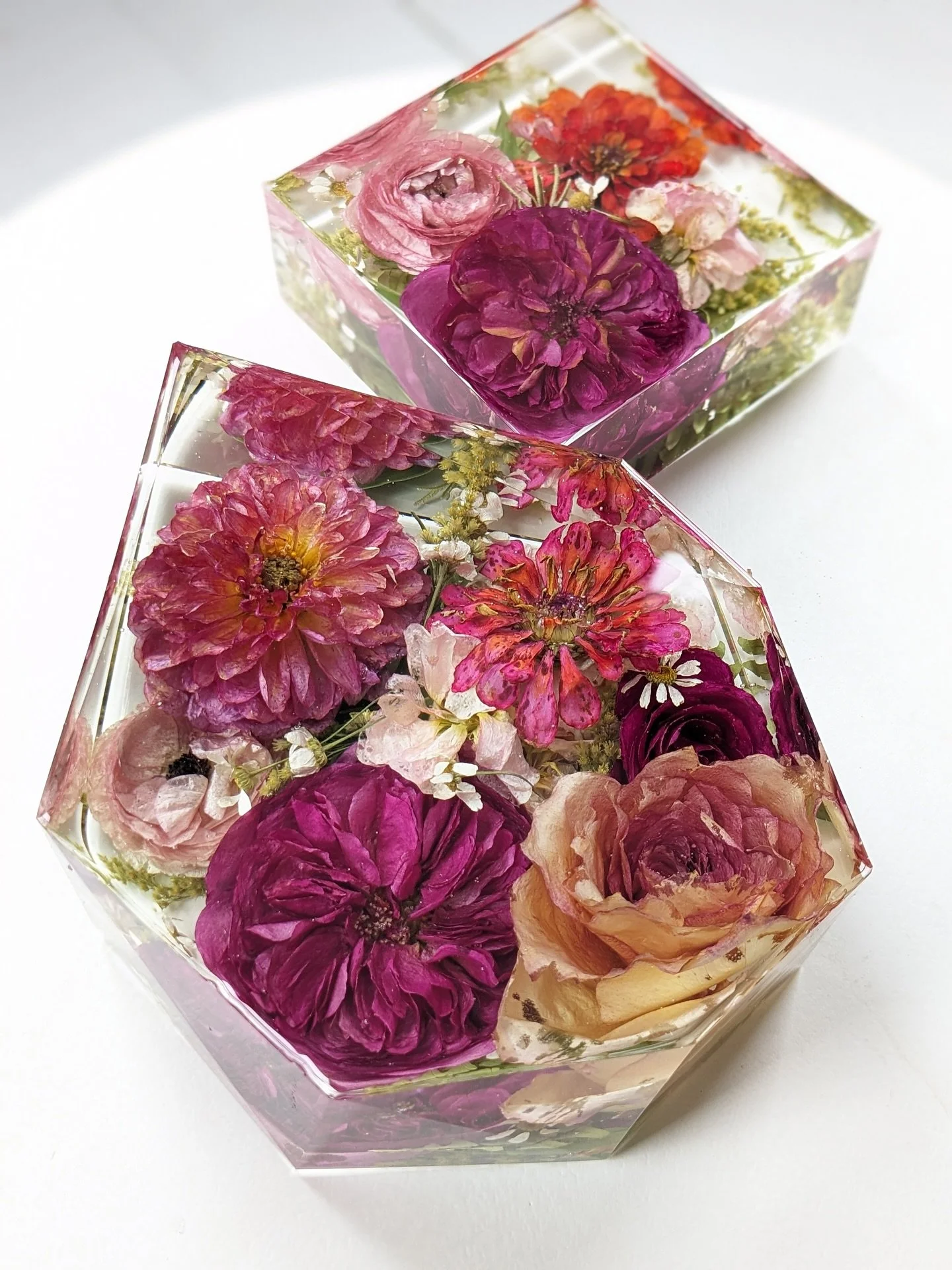 The perfect pairing 🥹 

Our bride Rebekah chose the 6&rdquo; multi-faceted resin piece along with a 4x4 square resin block, creating a beautiful set! Each piece showcased how well the flowers retained their rich pink, orange and coral hues during th