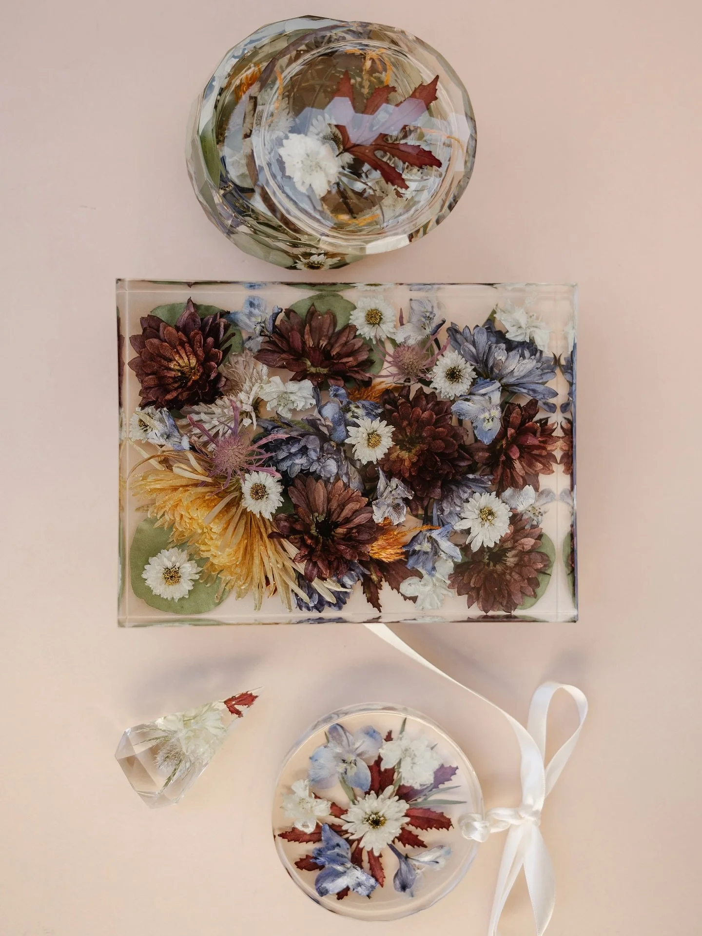 It&rsquo;s the tiny details that make this set ✨one of a kind✨!! 

What kind of flowers would you like to see preserved? Let us know in the comments below!⁠

Photos: @sarahbabcockstudio 

#resin #resinart #flowerpreservation #floralpreservation #bouq