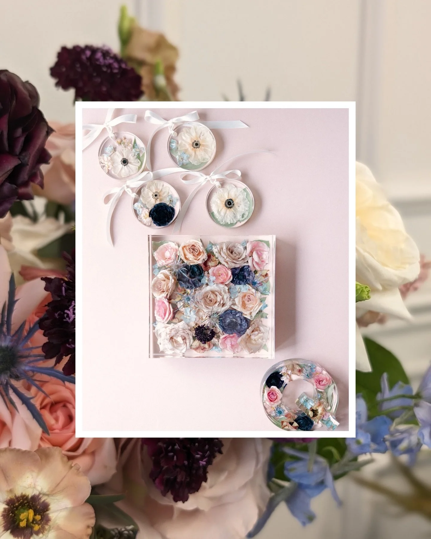 A full floral preservation set for one of our Floral V Designs brides 🤍
We transformed her bouquet into:
&bull; a custom Q initial
&bull; four floral ornaments
&bull; an 10x10 display square
Timeless pieces made to celebrate the flowers she held as 