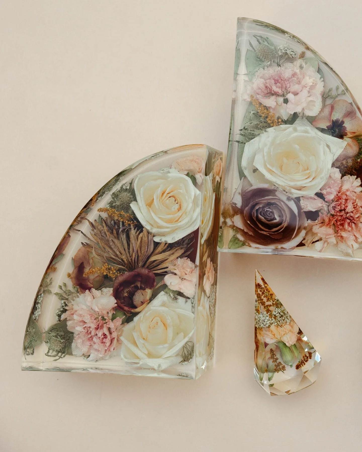 Loving how this collection came together&mdash;the softness of the roses mixed with the texture of the carnations, thistles and mums. We can&rsquo;t forget about the show stopping lisianthus too! All of these amazing flowers coming together to make s