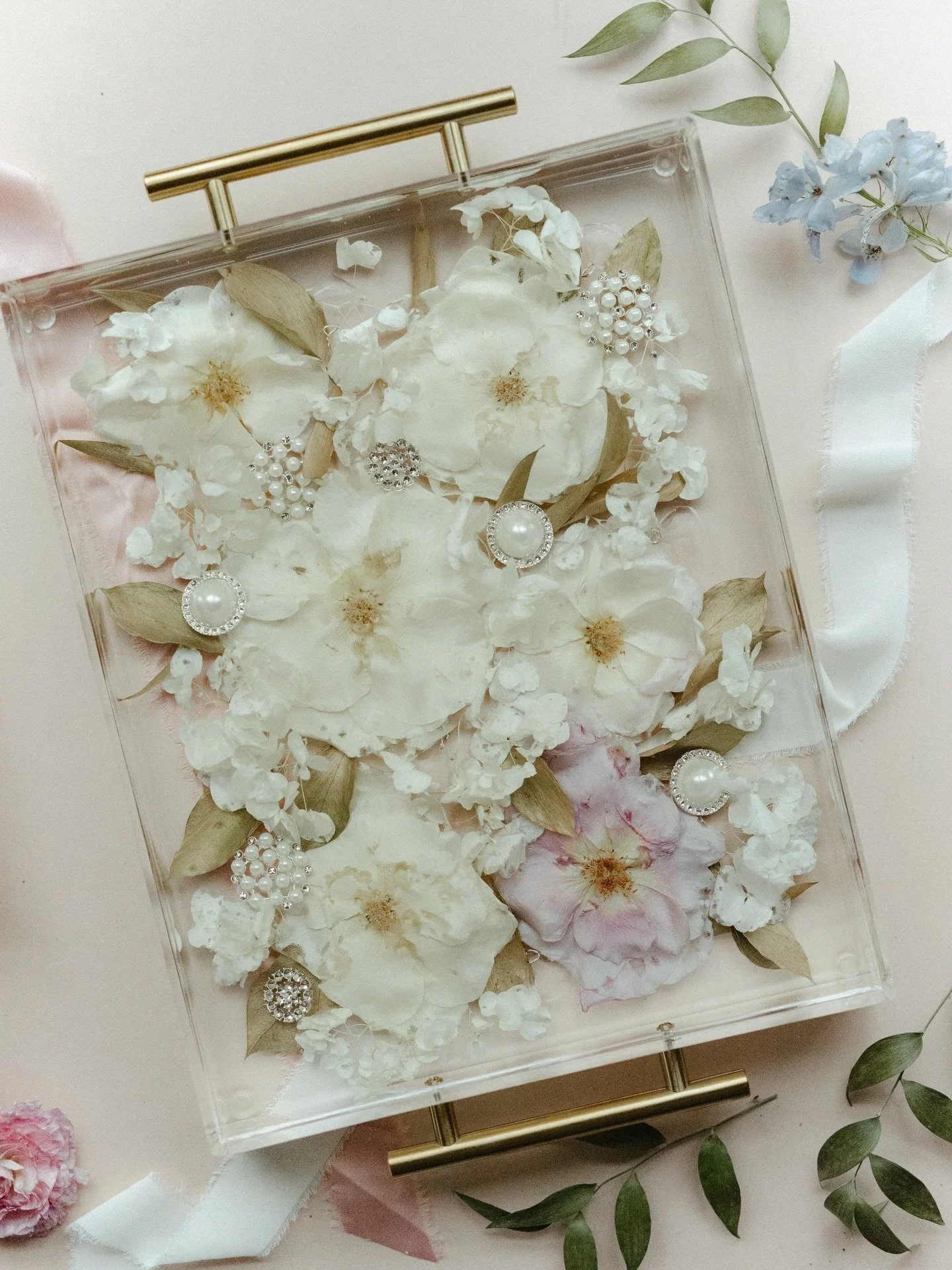 The delicate roses, pops of greenery, and the sparkle of the pins all coming together for this glamorous tray! 

Photos: @sarahbabcockstudio