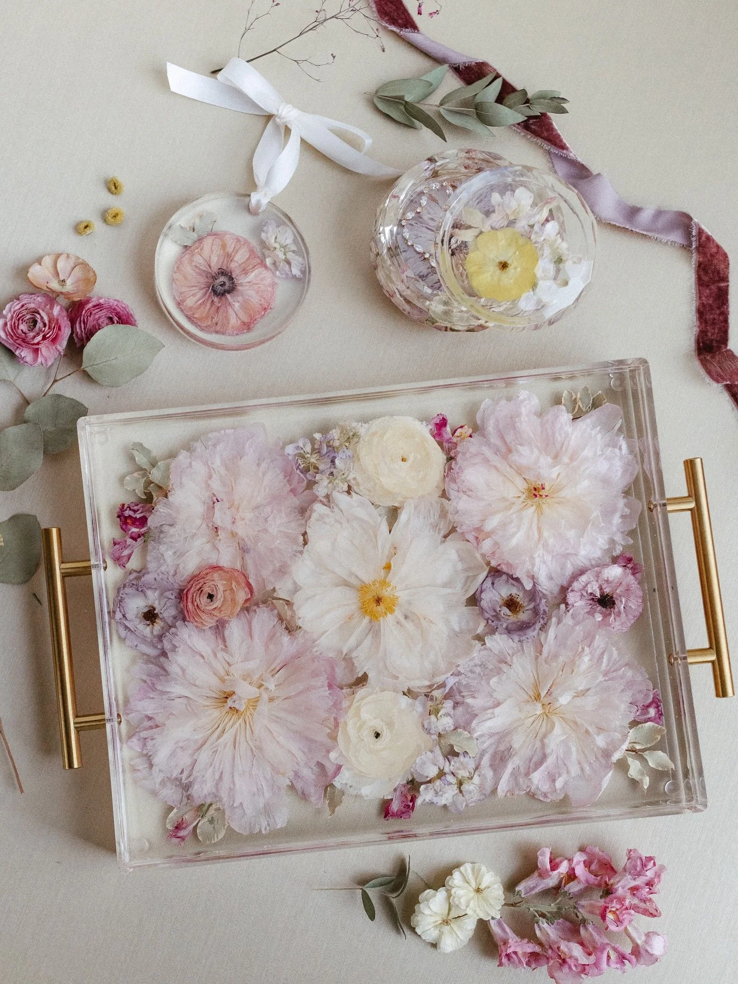 Swipe all the way to see the most amazing surprise in the trinket box! 

Photos by: @sarahbabcockstudio