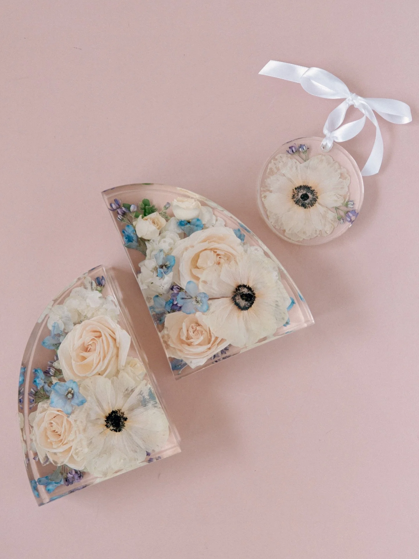 ✨Keepsake Package✨

This set includes a 7&rdquo; bookend with a beautifully coordinated resin ornament.

It is perfect for celebrating milestones, honoring loved ones, and creating heirloom-quality decor!