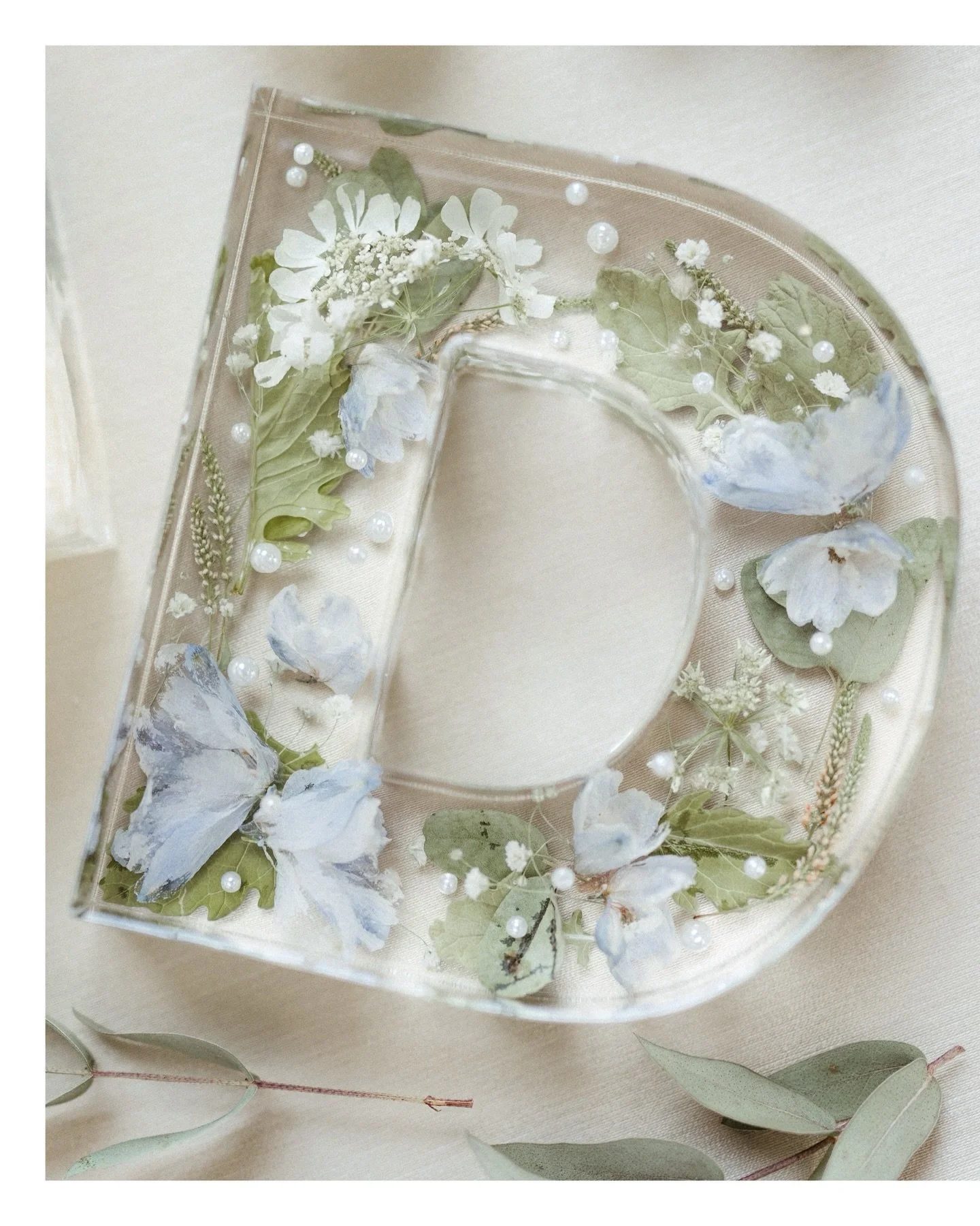 We can&rsquo;t stop swooning over this keepsake collection! 
The flowers, the pearls, the pieces, they are everything! 
Allison, than you for letting us create these keepsakes for you! 🤍