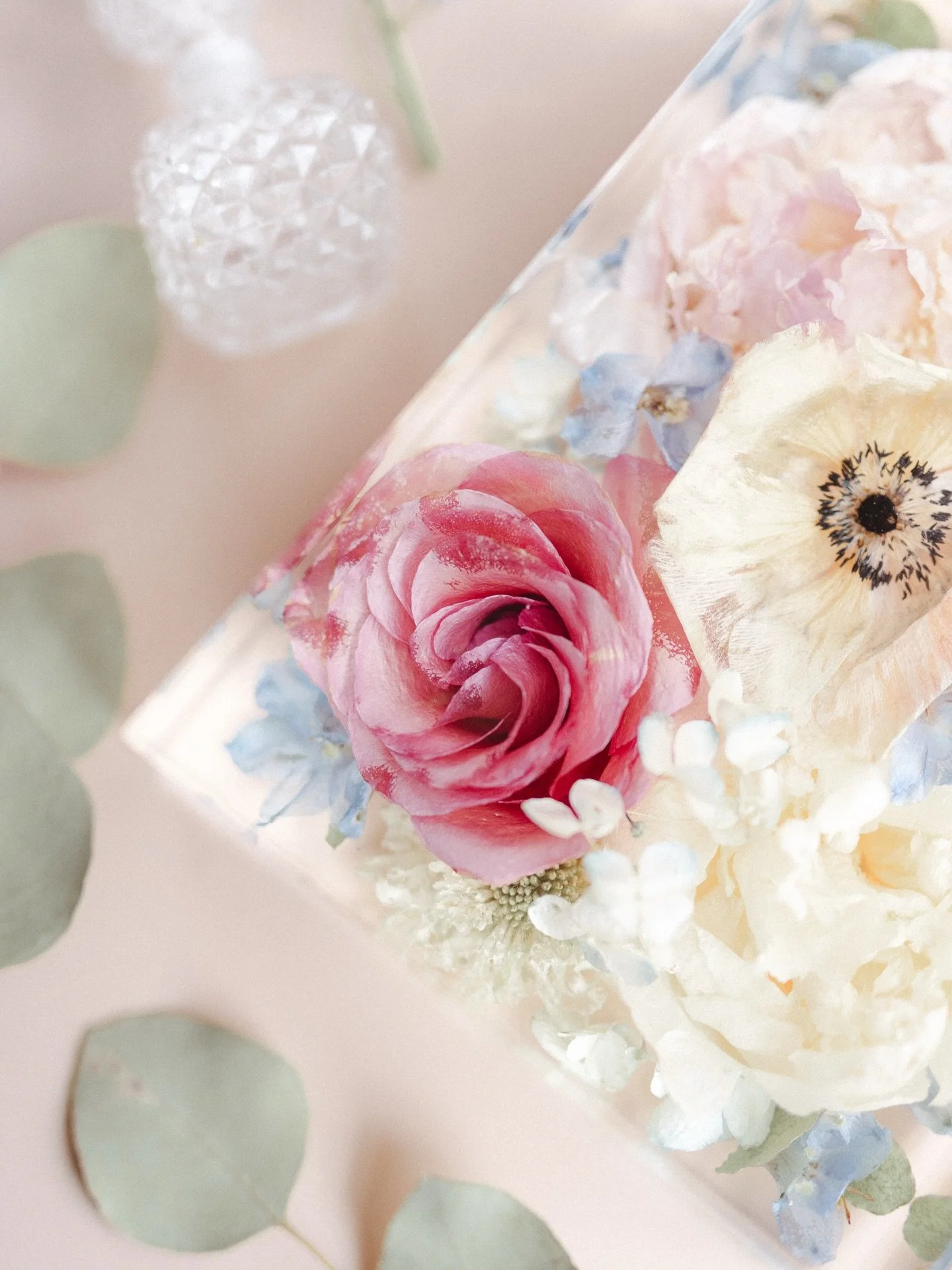 Can you guess all the flowers that are in this keepsake??? 

We love a piece that has a variety of colors, textures, and flowers 💕