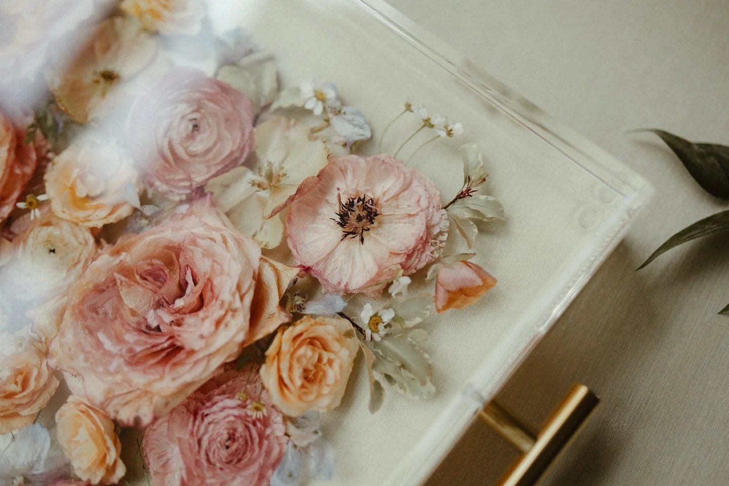 A moment for this tray! 

Are you getting married soon and want a way to showcase your florals forever?? 

Click the link in our bio to see all the resin options we offer!