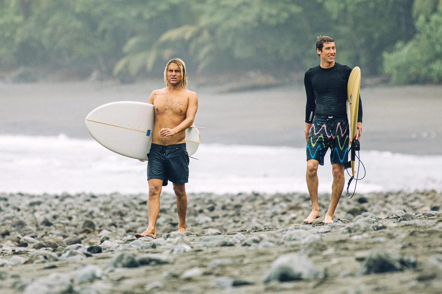 the walk back at Pavones during the low tide magic hour with guests @knostthankyou @bobbersandsinkers 
.
.
.
📷 @thomaspwill 
#sun #surf #soul #luxury #home #rentals #retreats #exclusive #services #endless #left #pointbreaks #river #adventures #golfo