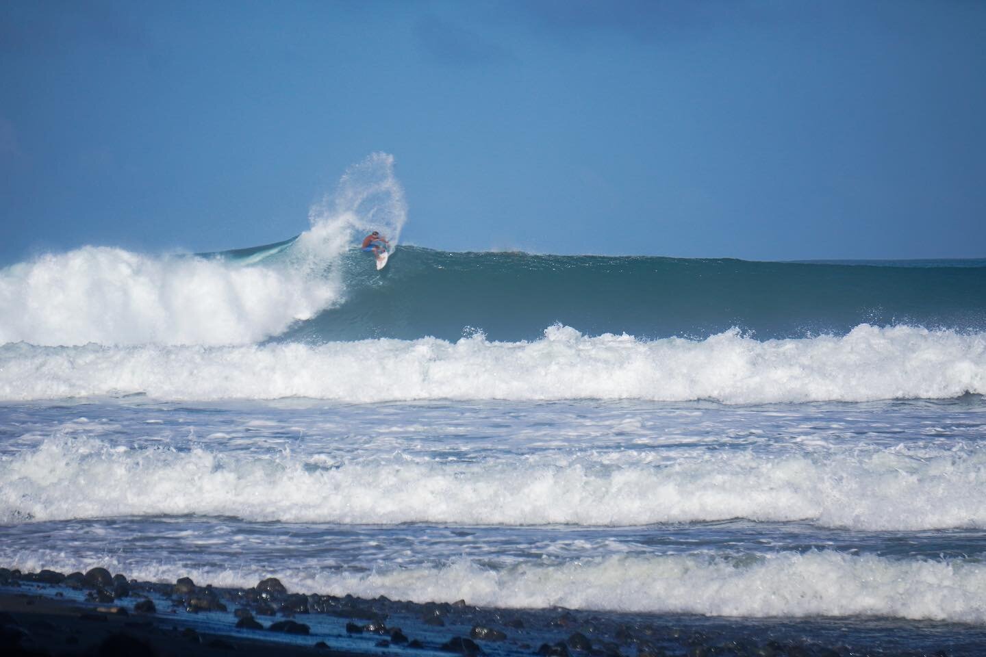 @leonglatzer on a solid one a couple weeks ago!
The show continues on this weekend as a new run of south swell arrives.
.
.
.
📷 @holalenita 

#sun #surf #soul #luxury #home #rentals #retreats #exclusive #services #endless #left #pointbreaks #river #