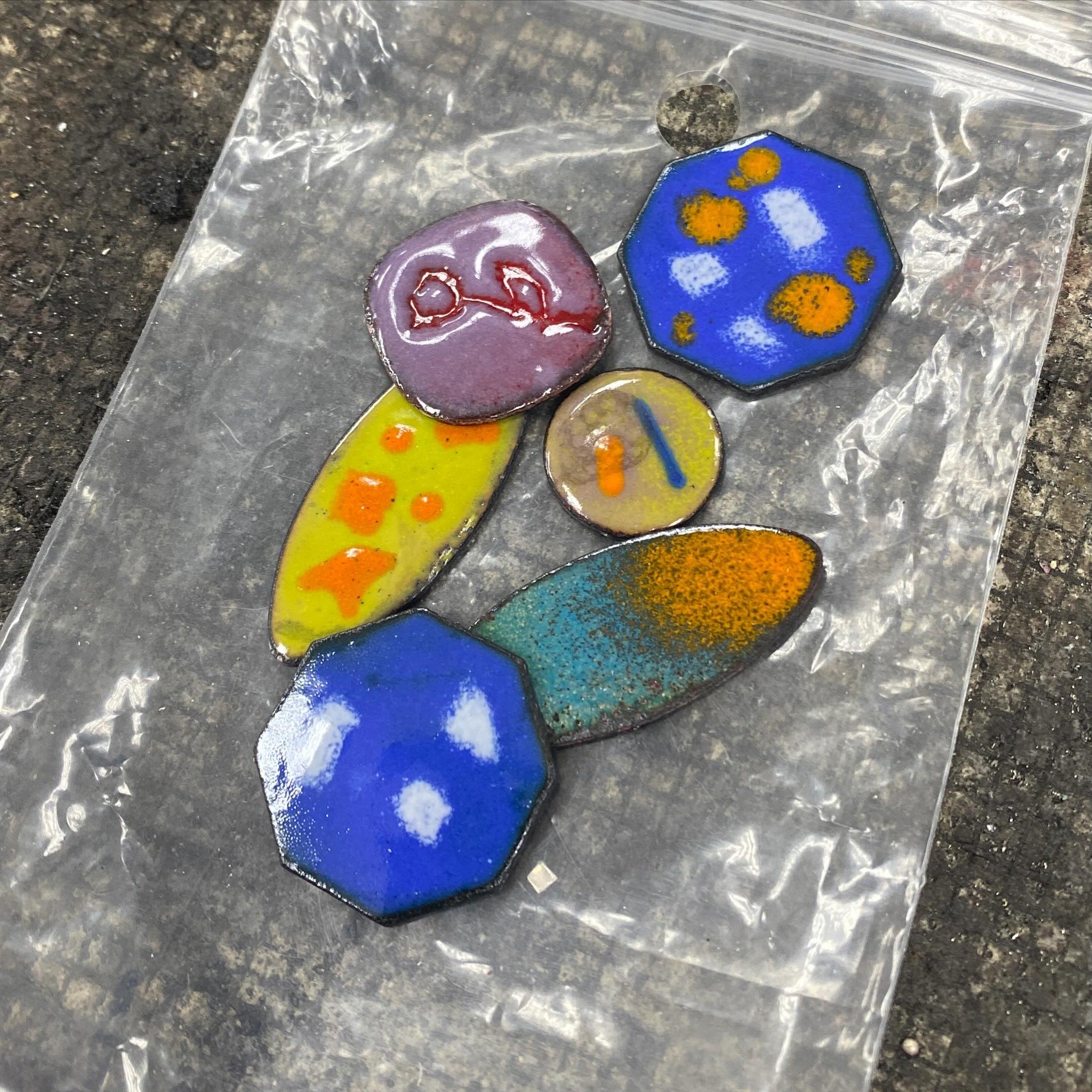 Might be teaching intro enamelling @jewelenvy at the end of May, so thought I should brush up on some things and remember how it all works! So, I played for a couple of afternoons&hellip;..I&rsquo;m pretty sure I remember what&rsquo;s going on (it&rs