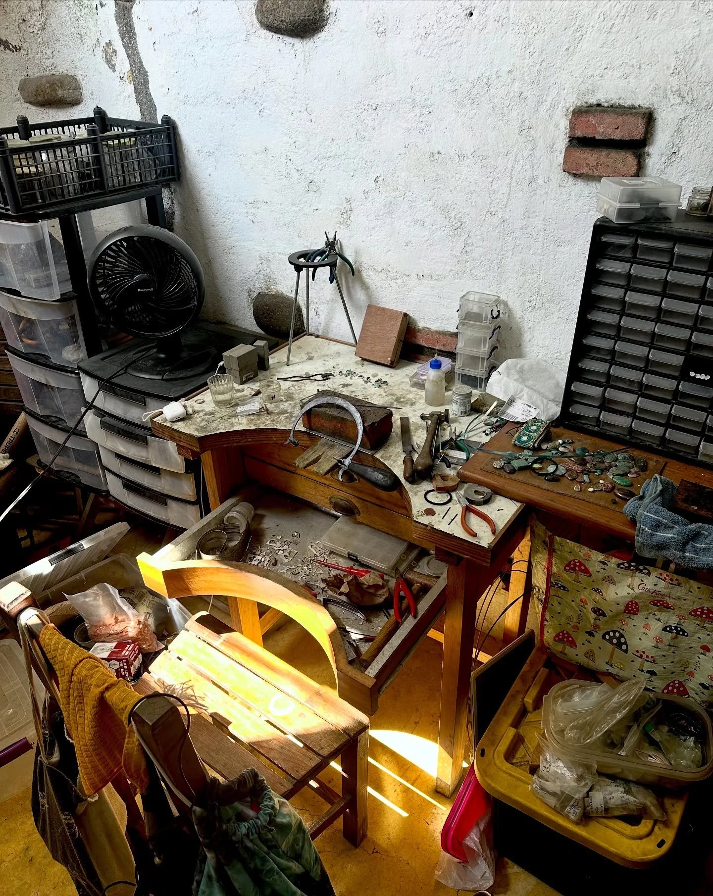 This is your sign that life doesn&rsquo;t need to be &ldquo;insta-worthy&rdquo; 

You just need to show up for yourself. If that means messy hair, messy home but you&rsquo;re killing it, then that&rsquo;s enough.

I&rsquo;ve recently started to give 