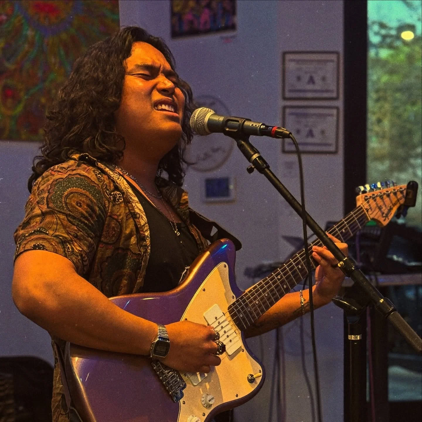 Pics from my super secret surprise open mic appearance at @knbessey discovery open mic set last week 😎 I JUST MIGHT do it again later today 🤨🕺 

If not, come see me tomorrow, this thursday! 🤩🤩

Shoutouts @faustinofsolis for da pics!! 📸📸