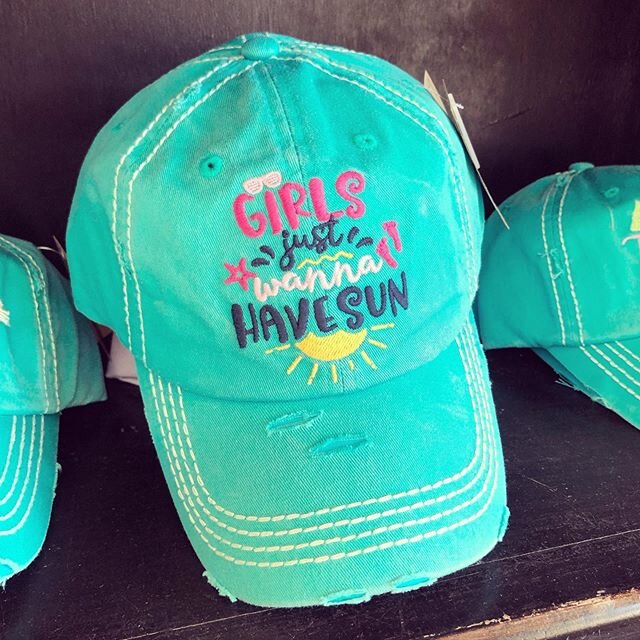 A Summer Sunday! ☀️ 🧢 #sunshinestateofmind #sunnysunday #summertime #hatsandcaps #giftsforgirls #shoplocal #supportourvendors #boernetexas #cornercartelboerne