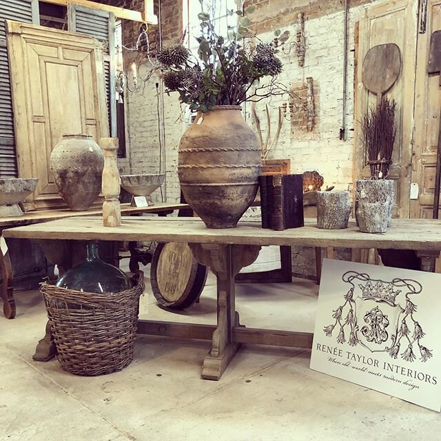 Love what you see? ⚱️ 🧺 @reneetaylorinteriors has an extended space in the back of the store filled with French/European inspired home decor. Come take a look. Shop local! #homedecor #europeanstyle #authentic #handpicked #homedesign #supportourvendo