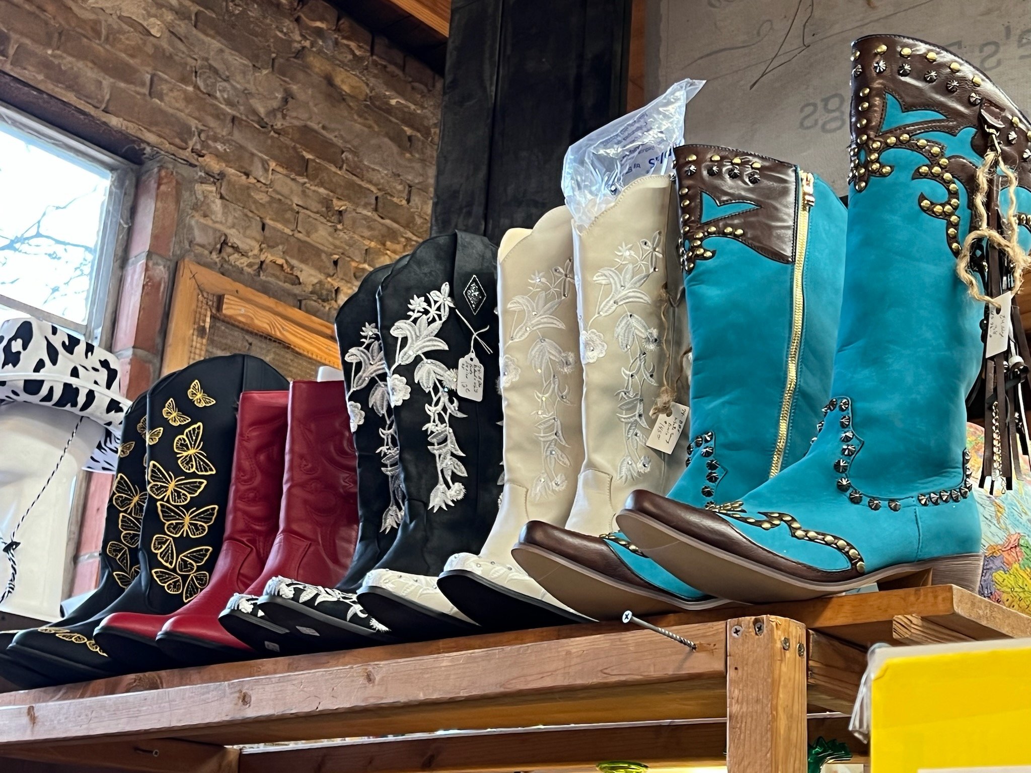 Cowboy boots | Western Wear | Colorful women's fashion | Valentine's Day gift ideas | Corner Cartel Boerne