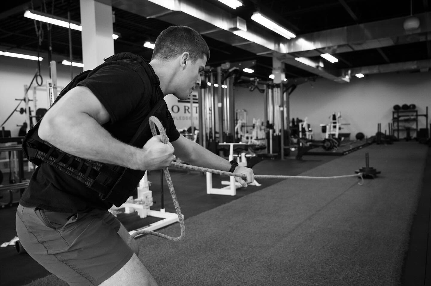 Rep after rep, so that when 💩 hits the fan &hellip; it&rsquo;s automatic and your body already knows what to do.

📸: @aousphoto 

#training #firefightertraining #firefighter #gym #motivation