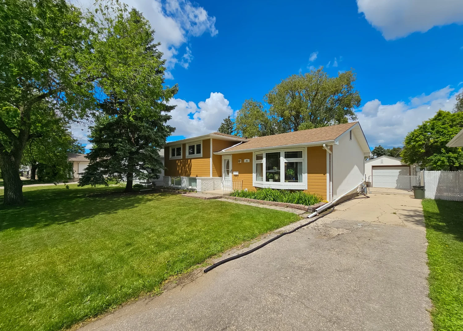 31 Brookhaven Bay — Amber van den Broek Winnipeg Realtor