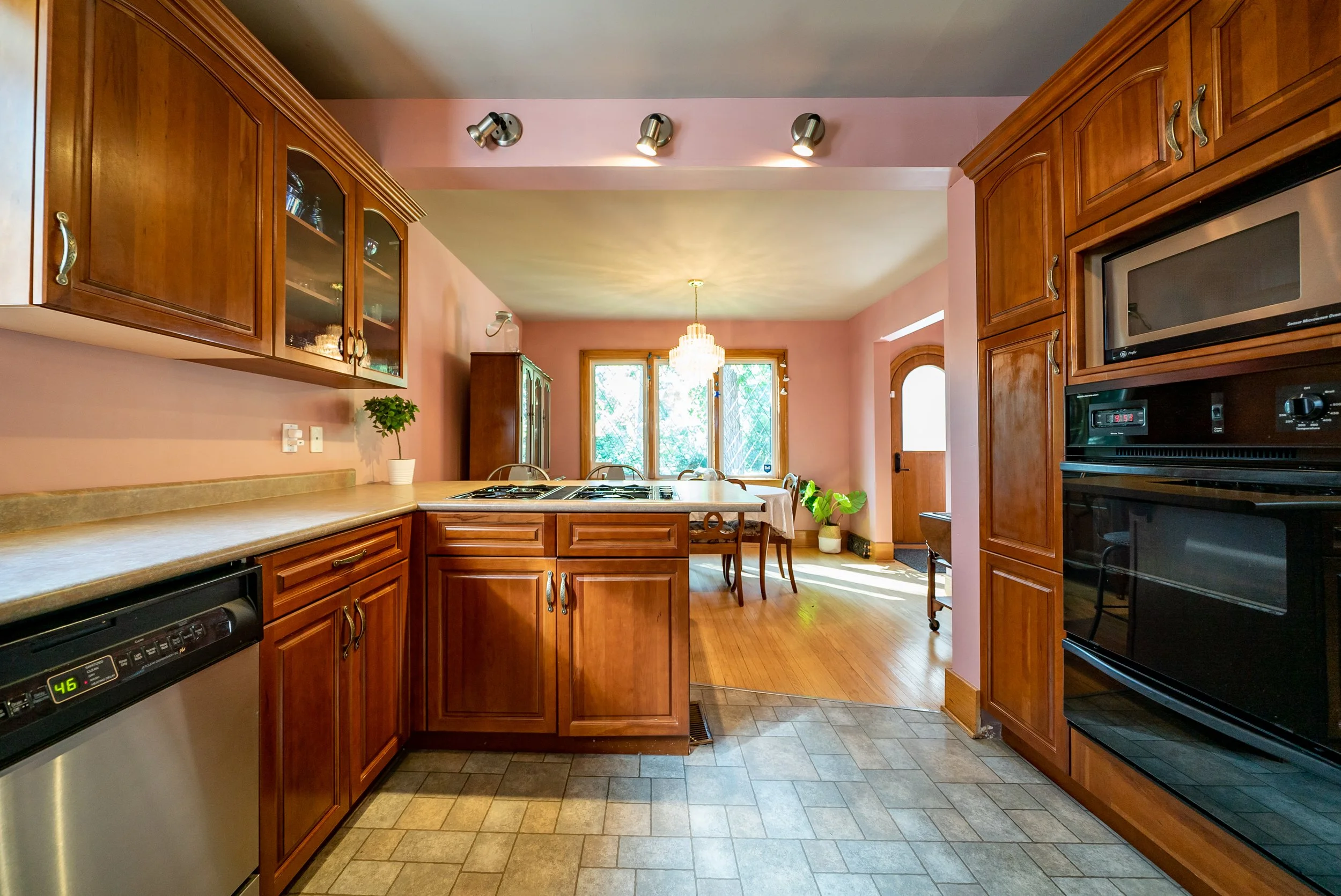 47 Kingston Row — Amber van den Broek Winnipeg Realtor