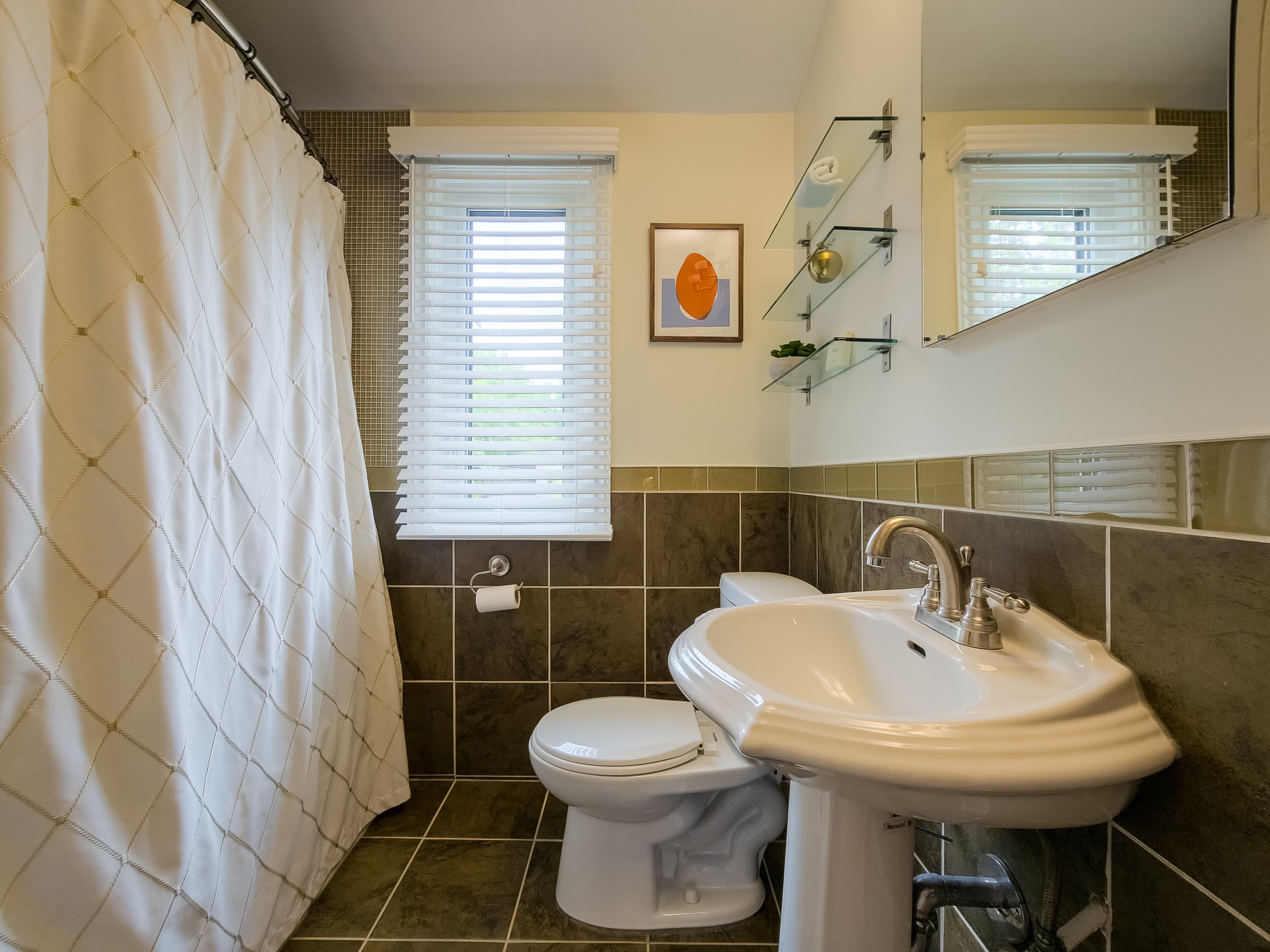 Upper Bathroom 2.jpg