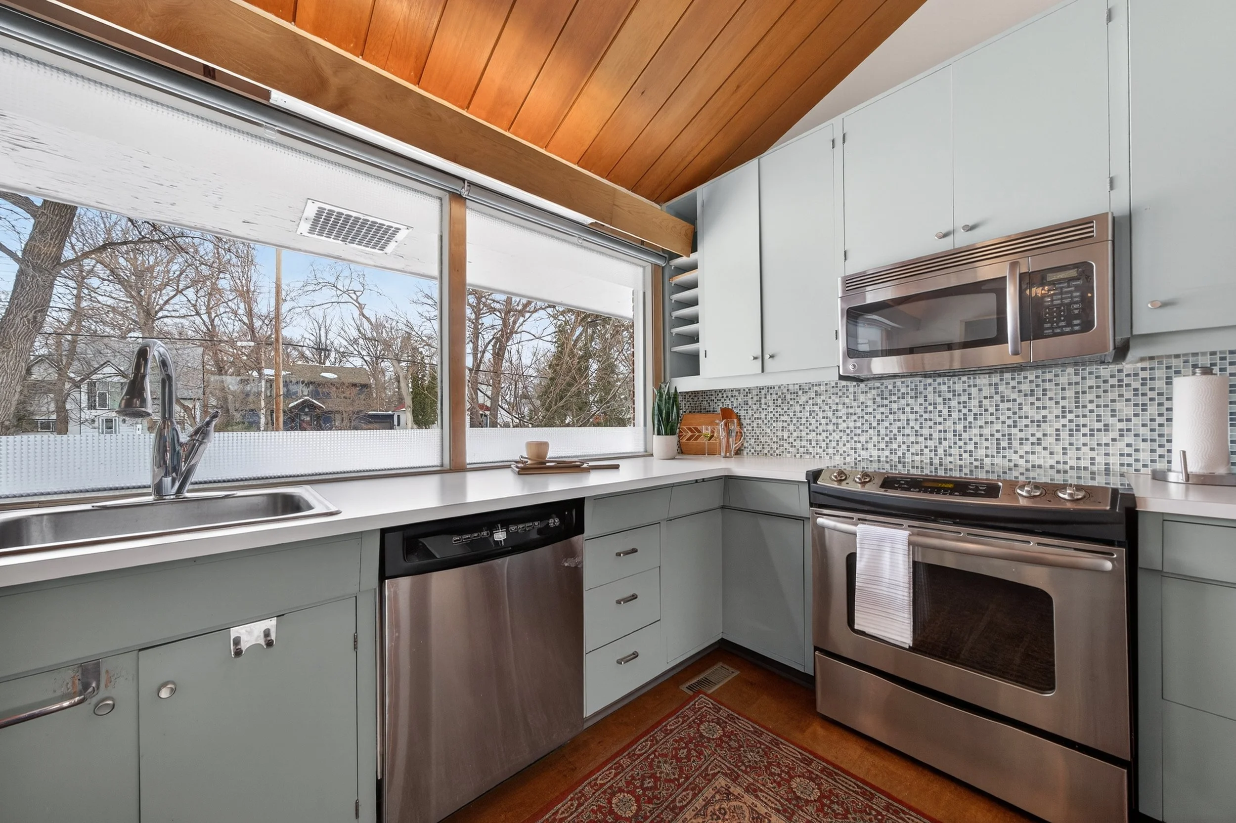 415 Kingston Rd (53).jpg