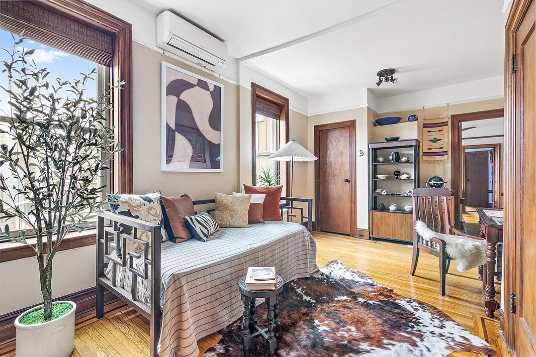 🌿 Charm overload at this incredible Park Slope co-op with an enormous private roofdeck!! Convertible 2-4 bedrooms, 2 bath with a can&rsquo;t be beat location just off@of 5th Ave! 🗝️ 
New listing from @kirbappeal_ @thescottkleinteam  80 Garfield Pla