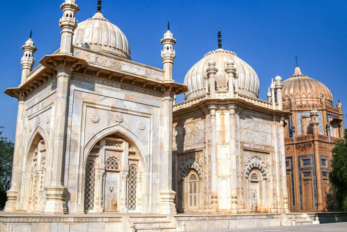 Pakistan'2016-Mohamed-(Tombs-at-the-abbasi's-graveyard-at-Bahawalpur)_701x470.jpg