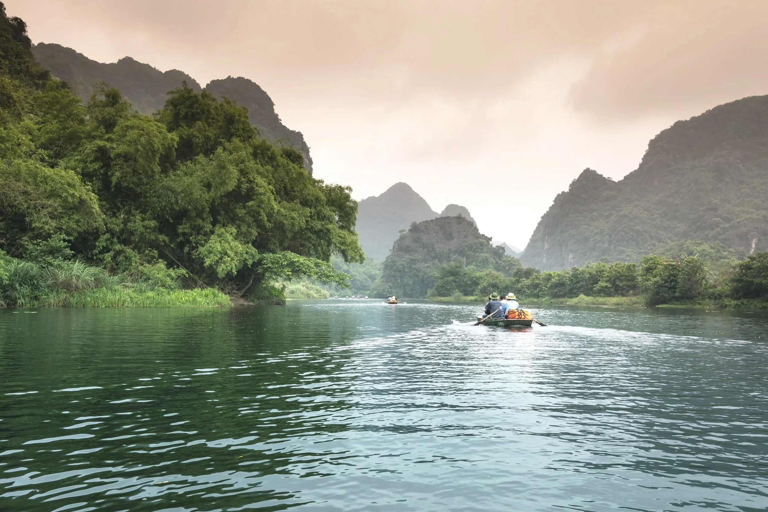 people-riding-a-boat-2161449.jpg