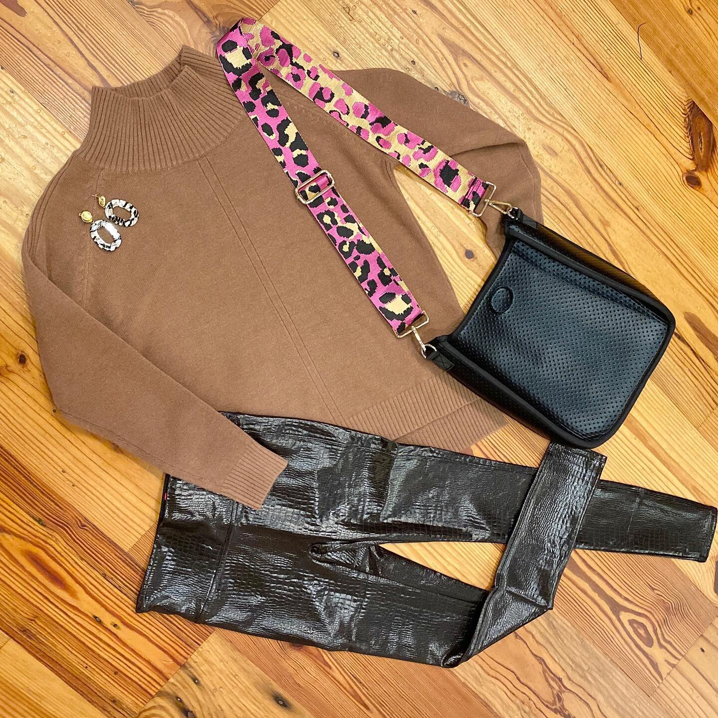 Such a fun outfit from our virtual fashion show with @hipinthesip last week! Hot pink leopard straps are on reorder and should be in this week!! #spanxleggings #crocodile #sweaterweather #neoprenebag #thebaycollection #shopoceansprings #fall2020